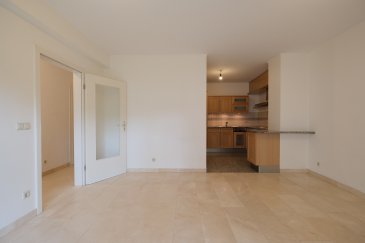 L'agence Chaves vous présente cet bel appartement au centre d'Ettelbruck. Le bien a une surface totale de 77,51m2. 

Il est composé comme suit:

- hall d'entrée
- WC séparé
- cuisine ouverte sur le living et salle à manger
- 1 chambre à coucher de 12 m2
- petit débarras
- 1 salle de bain
- belle terrasse de 18m2 (accès par la chambre et le living)

De plus:
- grande cave de 12,83m2
- 1 emplacement intérieur
- situation calme (appartement sur la partie arrière du bâtiment donc pas de bruit)
- située entre l'hôpital d'Ettelbruck et la gare 

Prix négociable
Libre de suite
Contactez-nous pour fixer un rendez-vous
