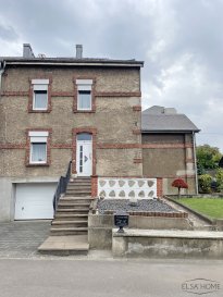 Opportunité d'achat ? Maison jumelée à moderniser avec potentiel  

Nous vous proposons une maison jumelée offrant un fort potentiel, idéale pour les familles souhaitant aménager leur intérieur selon leurs goûts et besoins. Située dans un cadre agréable, cette propriété présente de nombreux atouts à exploiter.  

Des travaux de modernisation sont à prévoir, notamment l'installation d'une cuisine équipée, avec la possibilité d'ouvrir l'espace sur un spacieux salon-salle à manger. Cet espace convivial sera parfait pour organiser des repas en famille ou entre amis, en profitant d'un environnement lumineux et fonctionnel.  

La maison est entourée d'un joli jardin clôturé, offrant un espace privé, agrémenté d'une terrasse pratique et agréable. Cet extérieur constitue un atout pour profiter pleinement des beaux jours, pour des moments de détente ou de convivialité.  

À l'intérieur, la résidence dispose actuellement de trois chambres, dont une équipée d'un espace bureau et d'un petit salon privé, idéal pour le télétravail ou comme espace détente. Les combles, aménageables, offrent un potentiel supplémentaire : il est envisageable d'ajouter une salle de bains et une chambre supplémentaire pour plus de confort.  

Le bien inclut également une cave spacieuse, une chaufferie équipée, une buanderie fonctionnelle, un débarras pratique pour le rangement, ainsi qu'un garage sécurisé. De plus, il dispose d'un emplacement extérieur dédié au stationnement d'une voiture.  

Ce bien représente une opportunité pour une famille souhaitant créer sa maison dans un environnement paisible, tout en étant proche de toutes commodités. La rénovation à prévoir permettra d'adapter la maison à vos goûts et de valoriser son potentiel immobilier.

Pour toutes questions ou demandes d'informations, n'hésitez pas à nous contacter, nous serons toujours à votre service.

Agence ELSA'HOME à votre écoute pour la concrétisation de vos projets en toute confiance.

-----------------------------------------------------------------------

Purchase opportunity ? Semi-detached house to modernize with potential

We are offering a semi-detached house with great potential, ideal for families who want to customize the interior to suit their tastes and needs. Located in a pleasant setting, this property has many assets to exploit.  

Modernization work is required, including the installation of a fitted kitchen, with the possibility of opening up the space to a spacious living-dining room. This convivial space will be perfect for organizing meals with family or friends, enjoying a bright and functional environment.  

The house is surrounded by a lovely fenced garden, offering a private space, complete with a practical and pleasant terrace. This outdoor area is ideal for enjoying sunny days, relaxing, or entertaining guests.  

Inside, the residence currently has three bedrooms, one of which has a desk area and a small private lounge, perfect for working from home or as a relaxation space. The attic, which can be converted, offers additional potential: it is possible to add a bathroom and an extra bedroom for greater comfort.  

The property also includes a spacious cellar, a fully equipped boiler room, a functional laundry room, a handy storage room, and a secure garage. In addition, it has an outdoor parking space for one car.  

This property is an opportunity for a family looking to create a home in a peaceful environment, while still being close to all amenities. The renovation work required will allow you to adapt the house to your tastes and enhance its real estate potential.

If you have any questions or require further information, please do not hesitate to contact us. We are always at your service.

ELSA'HOME is here to help you bring your projects to fruition with complete confidence.
