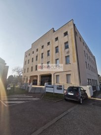 Moulins-lès-Metz, bureaux de 123m² à 461m² en bon état, disponibles dans un bâtiment sur 4 étages avec stationnements privatifs pour les occupants et la clientèle,

Bureaux facilement modulables en ajoutant ou en retirant des cloisons amovibles.

Accès rampe pour personne à mobilité réduite et ascenseur desservant tous les niveaux.

Sanitaires communs à chaque niveau du bâtiment.

Proximité direct de la zone commerciale Actisud et des axes autoroutiers

Possibilité d\'achat de place de parking : 5000 €/Place

Prix des bureaux :

123m² - 133 500 € FAI
169m² - 182 400 € FAI
292m² - 309 400 € FAI
338m² - 357 800 € FAI
461m² - 486 100 € FAI

Montant des Charges : Environ 25€ m²/AN/HT
Montant de la taxe foncière : Environ 13€/m²/AN/HT

Activités présentent dans l\'immeuble : Tertiaire, Expert-comptable, Géomètre, Kinésithérapeute, Médecins généralistes et Cabinet de recrutement spécialisé dans la santé,

Pour plus de renseignements contactez : 

Julien RACH
Tél : 07.81.52.53.74
Procomm - Immo-Gest