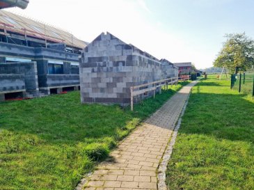 *** Nouveau lotissement  à BETTENDORF ***<br><br>LOT 4: maison en bande sur un terrain de 3.27 ares avec une surface habitable de 281.18m2 + terrasse de 43.70m2, se compose comme suit :: <br><br>Situé à Bettendorf, dans une rue très calme, à 6 mn de Diekirch. Il se constitue de 4 maisons d\'une surface totale d\'environ 216 m2 ? 281 m2. Toutes les maisons disposent d\'une grande terrasse et un jardin (avec abri de jardin) <br><br>* Rez-de-chaussée : salon avec cuisine ouverte et salle à manger avec accès sur terrasse et jardin, arrière cuisine, vestiaire, bureau wc séparée et local technique, garage et deux emplacements extérieurs devant la garage. <br> <br>* 1er étage : 4 chambres (dont une parentale avec dressing et accès sur une terrasse de 13.5m2), une salle de bain et un wc séparée  <br><br>* 2ème étage : grenier aménageable, local technique <br><br> Le projet étant encore en phase de construction, diverses modifications peuvent être fait à la demande du client.   Le prix est exprimé à TVA 3%.  Pour plus de renseignements, n\'hésitez pas à nous contacter au 691 850 805.