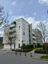 Penthouse de 104 m2 au 4. étage avec une terrasse de 23m2 et 20m2 situé au 18, rue de Neuerburg

Le penthouse se compose comme suit:

- Hall
- Salon
- Cuisine équipée ouverte
- Débarras
- WC séparé
- 2 chambre à coucher
- Salle de bains
- Cave
- 2 terrasses de 20m2 et 23m2
- emplacement intérieur