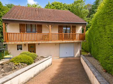 Neufchef,

Idéalement située en bordure de forêt et des champs,

Maison individuelle de 1987 édifiée sur une parcelle de 500 m² (possibilité d'obtenir du terrain supplémentaire),

D'une surface d'environ 100m², elle se compose comme suit :

- Au rez de chaussée :

Grande entrée de 20m², garage avec possibilité de garer 2 voitures, buanderie de 19m² avec point d'eau, salle d'eau, wc : possibilité de la transformer en suite parentale. Accès terrasse et jardin.

- A l'étage :

Grande pièce de vie comprenant cuisine équipée ouverte sur salon-séjour de 50m² donnant accés au balcon, 2 chambres de respectivement 13m² et 10m², salle de bains et wc séparé.

- A l'extérieur :

Terasse avec coin barbecue, jardin et allée de garage permettant de garer plusieur voiture.

Contact : 
LIEBER E. 
06 07 84 45 51