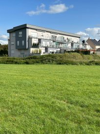 Wkimmo promotions vous présente un spacieux appartement à Bettembourg, un objet rare à la vente : l'appartement est traversant d'un côté et de l'autre, se compose d'un hall d'entrée avec sa penderie, wc séparé, d'un beau séjour avec une moderne cuisine équipée tout confort attenant une arrière cuisine, le tout donnant sur une belle et vaste terrasse et jardin privatif exposé plein sud offrant une vie sans aucun vis-à-vis. Un hall de nuit desservant 3 spacieuses chambres à coucher dont une vaste suite parentale avec son dressing, sa salle de bain comprenant douche à l'italienne et baignoire et une belle terrasse de plus de 30 m2. Une seconde salle de douche, un bureau et 2 chambres à coucher. Cet appartement peut convenir aussi pour habitation et profession libérale vu qu'il dispose de 2 entrées possibles. Une cave et un garage de 54 m2 pour 4 voitures. Plus d'infos, contactez Mme Jenai au 621216818.