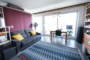 Beau studio de 49 m2 dans la résidence ILEX, (de 2014) au troisième étage avec ascenseur et comprenant : entrée avec placard encastré, grand living avec accès terrasse de 12 m2, belle cuisine ouverte sur le living avec bar, une salle de douche avec WC, Cave et emplacement de parking n. 40. Libre le premier octobre 2025. Pour une seule personne. Visites à partir du 4 août. PAS D'ANIMAUX Loyer : 1120 euros + charges 180 euros, passeport énergétique : A-B Frais d'agence : une mois de loyer + TVA, 50% à charge du bailleur, 50% à charge du locataire. Contact et visites : Arianna GHITTINO, téléphone : 691 205 573, email : arianna@parkagence.lu & Rosalba MAITRE téléphone : 691 550 189 Email : rosalba@parkagence.lu