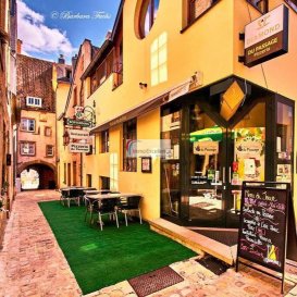 Avez-vous déjà pensé à acheter un fonds de commerce,  reprendre un restaurant existant, ouvrir un restaurant ou même étendre un de vos restaurants existants ?<br><br>Sur base de cette réflexion, nous vous proposons ce fonds de commerce. Ce restaurant très chaleureux, convivial et familial, est situé dans une ruelle historique au plein centre d\'Echternach. Le restaurant dispose d\'une terrasse très agréable offrant une vue splendide sur la Basilique de la Ville qui se trouve uniquement à deux pas du restaurant. La Pizzeria dispose d\'un four au feu de bois, d\'une cuisine équipée, d\'un très grand choix d\'excellents vins, d\'une belle collection de Gins et autres.<br><br>Tous les équipements professionnels, comme la chambre froide, les congélateurs, le mixeur, la machine-à-café, le lave-vaisselle, les tables, les chaises, etc ??, le stock de vins et tous les autres stocks accomplissent cette belle offre.<br><br>Le loyer très intéressant, voire très attractif comprend les coûts du chauffage. <br><br>Libre choix de la brasserie, puisqu\'il n\'existe actuellement aucun contrat avec une brasserie.<br><br>Belle occasion à saisir.<br><br>Le prix de vente du fonds de commerce de 90.000.-Euros est négociable.<br><br><br><br>