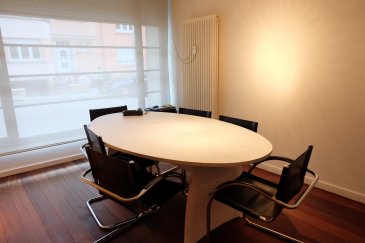 LUXEMBOURG BELAIR, 15, rue Astrid, bureau de 13 m2 avec vitrine à louer dans Business Center avec accès aux parties communes, kitchenette équipée, WC, couloir de distribution, parquet au sol, libre le 1er mars 2026. Contrat de bail d'un an minimum. Loyer : 900 euros + 50 euros de charges = 950 euros.  
Frais d'agence: un mois de loyer + TVA à charge du locataire.  
contact et visites : Rosalba MAITRE téléphone : 691 550 189 email : rosalba@parkagence.lu & Arianna GHITTINO, téléphone : 691 205 573, email : arianna@parkagence.lu