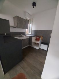 Découvrez cet appartement charmant situé à Saint-Avold en France, mis en location par Wirrig Chaparoff Immobilier. Cet appartement offre un cadre de vie agréable et un accès facile aux commodités de la ville.

Détails de la propriété :
Cet appartement d'une chambre, récemment rénové en 2025, est situé au sein d'un immeuble de six étages doté d'un ascenseur. Avec une surface habitable de 31 m² et une exposition sud, cet espace lumineux bénéficie d'un balcon de 6 m², parfait pour profiter des beaux jours. La cuisine est ouverte et équipée, idéale pour les amateurs de gastronomie. L'accès à la fibre optique est disponible, assurant ainsi une connexion Internet rapide. Reconnu par sa bonne performance énergétique, ce logement présente une classe énergétique C avec des coûts annuels estimés entre 300 et 460 euros. De plus, une cave est incluse pour un espace de stockage supplémentaire et un local à vélos est à disposition pour les amateurs de mobilité douce.

À proximité :
Saint-Avold offre un cadre convivial avec une ambiance de quartier chaleureuse. Les établissements éducatifs de qualité sont facilement accessibles, et une variété de magasins et restaurants apportent confort et diversité culinaire. Les parcs locaux proposent des options de loisirs en plein air, idéals pour les balades et la détente. Les services de santé locaux offrent des soins de qualité, assurant le bien-être de tous les résidents. Enfin, les transports en commun sont bien développés, offrant une connectivité aisée avec le reste de la région.

Ne manquez pas cette occasion unique ! Pour organiser une visite, contactez-nous via le formulaire de contact ou par appel téléphonique.