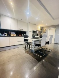 Manso Immo vous propose une opportunité rare, dans une copropriété à 2 unités seulement, un duplex avec deux appartements indépendants !

Découvrez cette superbe propriété composée de deux appartements bien agencés, idéale pour un investissement locatif ou pour une famille souhaitant bénéficier d'un espace polyvalent.

Détails des appartements :

Appartement 1 d'une superficie de 65 m² comprenant : 2 chambres à coucher, d'une belle et grande cuisine moderne entièrement équipée, ouverte sur un salon chaleureux, d'une salle de bain contemporaine aux finitions soignées. 

Appartement 2 d'une superficie de 50 m² comprenant : 2 chambres à coucher, d'une cuisine fonctionnelle, pensée pour répondre à tous les besoins ainsi qu'une salle de bain moderne.

Points forts de la propriété :
?	Garage privé : Protégez votre véhicule en toute sécurité.
?	2 places de parking extérieures : Idéales pour accueillir vos invités sans tracas.
?	Polyvalence et potentiel : Ces deux appartements offrent une flexibilité totale, que ce soit pour y vivre, les louer séparément, ou même combiner les deux pour maximiser le rendement.

Le tout dans une résidence soignée et bien entretenue, proche des commodités, des écoles et des transports en commun.

Contactez-nous dès aujourd'hui pour organiser une visite et laissez-vous séduire par le potentiel de ce bien unique.

Prix ajustable selon votre proposition !

Toutes les indications sont basées exclusivement sur les informations mises à notre disposition par nos clients. Nous n'assumons aucune garantie quant à l'exactitude et l'actualité de ces indications.

Les prix affichés s'entendent frais d'agence inclus de 3% + 17%TVA. Les honoraires d'agence sont à charge des vendeurs.

Pour plus d'informations, photos ou convenir d'un rendez-vous, vous pouvez nous contacter au :
+352 24 51 33 79 info@mansoimmo.lu