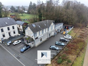 Idéalement situé au cœur de Steinfort, cet immeuble de rapport a une surface totale de ± 528m² et se compose comme suit : 

Au sous-sol deux caves de respectivement ± 13 et 17 m² dont une avec une trappe d'accès direct à l'extérieur pour entreposer des marchandises.

Au RDC, un commerce de vente de boisson occupe une surface de ± 277m² et se compose en multiples zones de vente, réserve privée et cuisine, un escalier donne accès à l'étage supérieur. 

Au premier étage, se situe un appartement de ± 115m² composé de 3 chambres de ± 14, 17 et 24 m², un espace salon de ±16m² ainsi qu'une salle de bain et espace buanderie. 

Au deuxième étage, une chambre supplémentaire de ± 11 m² habitables pour une emprise au sol de ± 20 m². Un grand Bureau sous toiture actuellement loué d'une surface totale de ±87 m² dont ± 47 m² habitables. 

Détails complémentaires : 

- Rendement locatif immédiat (5615 EUR/mois)
- 15 emplacements de parking privatif !!
- Immeuble situé en zone hab-2 (nombreuses possibilités) 
- Travaux de rénovation à prévoir dans l'appartement
- Commerce et bureau au dernier étage en bon état
- Surface du terrain : 11.2 ares
- Bâtisse classée
- Situation géographique idéale
- Photos intérieures et plans sur demande

Agent responsable : Julien Bastin  
Mail : julien@vanmaurits.lu  
Tel : +352 661 776 777