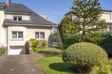 Située dans un quartier résidentiel particulièrement calme de Belvaux, dans la commune prisée de Sanem, cette maison libre de trois côtés offre un cadre de vie agréable sur un terrain généreux de 24 ares.

Cette propriété d’environ 200 m² habitables a bénéficié de nombreuses améliorations au fil des années et se compose comme suit :

Rez-de-chaussée :

    Hall d'entrée spacieux
    Salle de douche
    Chambre de 13,75 m²

    Espace de vie lumineux avec cheminée, offrant un accès direct à une véranda, une terrasse et un vaste jardin

    Cuisine équipée indépendante

1er étage :

    Deux chambres à coucher
    Suite parentale avec salle de douche attenante

Sous-sol complet :

    Salle de bain supplémentaire
    Cave
    Local technique
    Garage pour deux voitures

Informations techniques et équipements :

    Porte d’entrée blindée avec système de reconnaissance biométrique
    Fenêtres en PVC triple vitrage (installation 2010)
    Volets électriques
    Toiture en très bon état (refaite en 2012)
    Installation électrique conforme datant de 2010
    Maison vendu meublé

Ce bien rare sur le marché combine charme, confort moderne et grand potentiel grâce à son terrain exceptionnel et sa situation privilégiée.

Le prix affiché s'entend frais d'agence + tva inclus.

REAL G IMMO vous accompagne dans toutes vos démarches administratives et financières. Nous réalisons également une estimation GRATUITE de votre bien si besoin.

 ---------- 
ocated in a quiet and sought-after residential street in Belvaux, this detached house (three sides free) offers a generous plot of 24 ares and approximately 200 m² of living space.

Built in 1963, the house has been well maintained and updated, combining character and modern comfort.
Ground floor:

    Entrance hall

    Shower room

    Bedroom of 13.75 m²

    Bright living area with fireplace, giving access to a veranda, terrace, and large garden

    Fully equipped kitchen

First floor:

    Two bedrooms

    Master suite with private shower room

Basement:

    Additional bathroom

    Cellar

    Technical room

    Double garage

Features & Technical Specifications:

    Reinforced entrance door with retinal recognition system

    Triple-glazed PVC windows (installed in 2010)

    Electric shutters

    Roof in excellent condition (renovated in 2012)

    Electrical system updated in 2010

A unique opportunity to acquire a charming family home with a large garden and high-end features, ideally located near amenities and major roads.

 ---------- 
Dëst dräisäiteg fräistoung Haus läit an enger roueger Strooss zu Belvaux, an der beléifter Gemeng Sanem, a bitt en Terrain vun 24 Ar an eng Wunnfläch vun ongeféier 200 m².

D’Haus gouf 1963 gebaut a reegelméisseg renovéiert, fir modernen Komfort mat dem Charme vum Bestand z’erhalen.
Erdgeschoss:

    Entrée

    Duschbad

    Schlofkummer vu 13,75 m²

    Wunnzëmmer mat Kamäin a Zougang op eng Veranda, Terrass an gaart

    Equipéiert Kichen

1. Stack:

    Zwee Schlofkummeren

    Elteren-Suite mat privatem Duschbad

Kellergeschoss:

    Buedzëmmer

    Keller

    Technesche Raum

    Garage fir zwou Autoen

Technesch Detailer:

    Sécherheetsdier mat retinaler Erkennung

    Tripel-verglaste PVC-Fënsteren (2010)

    Elektrësch Rolllueden

    Dach a guddem Zoustand (renovéiert 2012)

    Elektresch Installatioun vu 2010

Eng selten Geleeënheet fir e komfortabelt Haus mat groussem Terrain an héichwäertege Charakteristiken zu kréien – ideal fir Familljen.