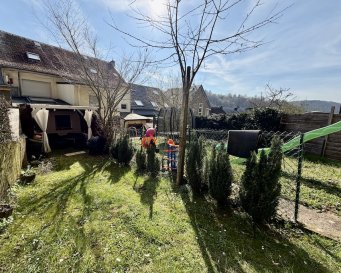 KAYL-TETANGE, 545.000 Euros

Maisonette - Appartement (+-114,82m2) avec Jardin privé '(+-48,26m2 / Accès directe / Exposition Nord-Ouest) et Terrasse couverte dans une résidence de 2 unités. Construction 1957. Rénovation complète 2004. Situation calme et verdoyante.

RDCH:
Emplacement collectif

Rez-de Jardin:
Hall d'entrée (+-6m2), Living (+-25m2) avec accès Terrasse (+-10m2 / Exposition Sud-Ouest / couverte) et Jardin privé clôturé (+-48,26m2), cuisine équipée ouverte (2004 / Valeur 20.000 Euros / +-10m2), salle de douche italienne (2004 / 8m2) avec Buanderie, 3 chambres (+-17m2, 14m2, 10m2).

Équipements:
Dalles en Béton, Double vitrage PVC avec volets manuels (2002), Chauffage Mazout aux radiateurs (2004), Toit (Ardoise/ isolé / 2002), Électricité (2002), Façade (2002), Sanitaire (2002), Détecteur de Fumée.

Super Affaire à saisir...

***HERBY IMMO = MEILLEURS PRIX DU MARCHE***

(Herby Immo vous garantit le prix d'achat le moins cher du marché)

(Communiquez-nous un bien immobilier à Herby Immo A Vendre ou A Louer et GAGNEZ Facilement de l'argent)