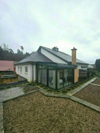 Immo Nordstrooss vous propose cette belle maison jumelée à vendre dans le beau village de Buschrodt, commune de Grosbous-Wahl. 

La maison est située dans une rue calme (zone 30) avec une surface totale de +/- 292m² dont +/- 211.7m² habitable et implantée sur un terrain de 4,82ares, elle a été construite en 1999 et agrandi en 2007,
avec des finitions soignées et matériaux de qualité 
dans un environnement calme au coeur de la nature. 

La maison se compose comme suit: 
Niveau rue: - spacieux hall d'entrée avec coin vestiaire - 1 chambre à coucher ou bureau - buanderie / cave/ chaufferie - cave à vin - 2 garages dont 1 pour 2 voitures. 

1er niveau: (niveau jardin) - 1 belle cuisine équipée avec sortie sur une spacieuse véranda - séjour /salle à manger de +/- 45 m² - 2 chambres à coucher - salle de bain avec baignoire, wc, lavabo - wc séparé.

2ème niveau: - 1 chambre à coucher - salle de douche avec wc, lavabo - spacieuse mezzanine pour bureau, salle de jeux, coin fitness, coin lecture... 

Extérieur: - spacieuse terrasse avec coin jardin / potager. Atouts: - Châssis PVC et fenêtre double vitrage - Porte en chêne massif - Feu ouvert et poêles à bois - Véranda avec poêle à bois équipé d'un toit ouvrant avec marquise électrique 

Toutes les commodités (commerces, restaurants, médecin, pharmacie...) dans un rayon de 10 km.

Pour plus de renseignements ou une visite (visites également possibles le samedi sur rdv), veuillez contacter le 691 850 805.

Proposition de crédit/financement à taux compétitif d'une banque luxembourgeoise incluse dans nos services gratuit.