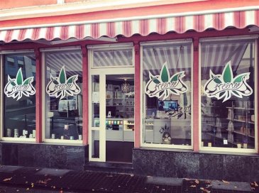 HT Immobilier vous propose ce local commercial au rez de chaussée d'une superficie de 45 m². 
Le bien est en très bon état avec une grande vitrine donnant sur une rue passante. 

Pour plus de renseignements, n'hésitez pas à nous contacter au 24.55.92.78