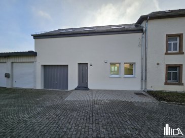 L'Immobilière de l'Attert vous propose en location cette magnifique maison mitoyenne d'une surface habitable de +/-  155m² dans le village d'Arsdorf, commune de Rambrouch.

La maison entièrement rénovée en 2025 se compose de:

Rdch:
- spacieux hall d'entrée 
- wc séparé
- grand séjour / salle à manger avec coin cuisine (pas de lave-vaiselle et de frigo), accès sur terrasse de +/- 11 m² avec une vue exceptionnelle
- garage pour 1 voiture et chaufferie.

1er étage:
- hall de nuit
- 1 chambre à coucher de +/- 30 m² avec possibilité de séparation pour une 2ème chambre
- salle de bain avec 2 lavabo, wc 
- 1 suite parentale de +/- 15 m² avec salle douche
- buanderie.

Loyer : 2 250€
Les frais d'exploitation sont à charges du locataire
Caution : 2 mois de loyer
Frais d'agence : 1 mois de loyer + TVA (partagé 50/50 entre locataire et bailleur)

Maison située dans un environnement calme à 100 m d'un arrêt de bus.

Ce bien vous intéresse ! Merci de remplir le 