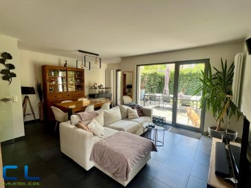 À louer, agréable maison située Rue Bourgrund à Esch-sur-Alzette, offrant de beaux espaces et une configuration idéale pour une famille.
La maison se compose d'une cuisine équipée individuelle, d'un salon avec accès à la terrasse et petit jardin, d'une salle de douche, de 2 Wc séparés, de 4 chambres à coucher (dont deux communicantes) d'une cave d'une buanderie et de deux emplacements de parking intérieurs. 
Située dans une rue calme et agréable, la maison bénéficie d'un environnement privilégié, à proximité de la forêt et des espaces verts, idéal pour les promenades, les moments de détente et une vie familiale au calme.
Très bonne accessibilité aux transports en commun : un arrêt de bus se trouve directement dans la rue, offrant une solution pratique pour les déplacements quotidiens. Esch-sur-Alzette dispose par ailleurs d'un réseau de transports en commun développé et de nombreuses connexions vers les quartiers voisins et les communes environnantes.
Disponible à partir du 15 novembre 2026
Loyer: 2500€ 
Caution:5000€ 
Frais d'agence: 1250€+ TVA 
Pour plus d'informations ou pour organiser une visite, n'hésitez pas à nous contacter.