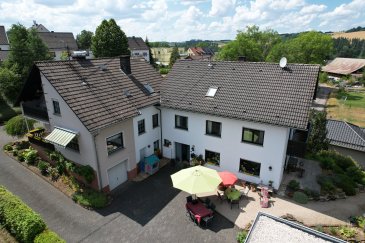 Zwei Häuser Eine außergewöhnliche Immobilie. Viel Platz für Familien, generationenübergreifendes Wohnen oder Wohnen und Vermieten. 

In einer ruhigen Randlage von Niederbrom präsentiert sich dieses außergewöhnliche Doppelgrundstück auf einem beeindruckenden 1.842 m² großen Grundstück. Die Kombination aus zwei unabhängigen Wohnhäusern, einem liebevoll angelegten Garten mit großem Teich, schattenspendenden Bäumen und zahlreichen Sitzbereichen schafft eine Wohnatmosphäre mit hohem Erholungswert. 

Mit einer Gesamtwohnfläche von ca. 310 m² bietet diese Immobilie vielfältige Nutzungsmöglichkeiten ? ideal für die große Familie, mehrere Generationen unter einem Dach oder eine Kombination aus Eigenbedarf und Vermietung. 

Die Immobilie auf einen Blick: 
- Doppelhaus auf 1.842 m² Grundstück 
- Gesamtwohnfläche ca. 310 m² 
- Haus 1: Baujahr 1963, ca. 140 m² Wohnfläche 
- Haus 2: Baujahr 1985, ca. 170 m² Wohnfläche 
- Ruhige Randlage 
- Generöser Garten mit Teich 
- Mehrere sonnige und schattige Sitzbereiche 
- Doppelgarage 
- Mehrere Kellerräume 
- Ölheizung 
- Warmwasser über Durchlauferhitzer 

Haus 1 ? Baujahr 1963 

Das ursprüngliche Wohnhaus hat eine Wohnfläche von ca. 140 m² und bietet eine solide Grundlage für die Modernisierung nach eigenen Vorstellungen. 

Raumaufteilung: 

Erdgeschoss: 
- Wohnzimmer 
- Küche 
- Bad 

Obergeschoss: 
- Drei Schlafzimmer 

Das Haus zeichnet sich durch einen klassischen Grundriss aus und eignet sich ideal für Käufer, die ihre eigenen Wohnideen verwirklichen möchten. 

Ausstattung: 
- Fliesenböden 
- Teilweise teilig 
- Marmortreppe 
- Holzfenster mit Doppelverglasung 
- Renovierungsbedarf 

Haus 2 ? Baujahr 1985 

Das zweite Wohnhaus wurde 1985 in solider Bauweise errichtet und beeindruckt mit einer großzügigen Wohnfläche von ca. 170 m², einer gut durchdachten Raumaufteilung und hellen Wohnbereichen. 

Erdgeschoss: 
- Geräumiges Wohn- und Esszimmer 
- Einbauküche 
- Zugang zur ca. 40 m² großen Terrasse 
- Balkon zum Garten von ca. 10 m² 

Der Wohnbereich bietet einen schönen Blick in den Garten und lädt zu gemütlichen Stunden mit Familie und Freunden ein. Ein zusätzlicher Holzofen sorgt in der kalten Jahreszeit für eine angenehme Wohnatmosphäre. 

Obergeschoss: 
- Vier Schlafzimmer 
- Badezimmer 

Dachboden: 
- Zwei zusätzliche Schlafzimmer 
- Duschbad 

Dieses Haus bietet auch ausreichend Platz für große Familien oder für das Arbeiten von zu Hause. 

Ausstattung: 
- Solide Bauweise 
- Holzfenster mit Doppelverglasung 
- Ölheizung 
- Holzofen 
- Einbauküche 
- Betondachziegel 
- Doppelgarage 
- Mehrere Kellerräume 

Das Grundstück: 

Das 1.842 m² große Grundstück ist ein echtes Highlight dieser Immobilie. Der großzügige Garten wurde liebevoll angelegt und bietet eine private Oase mit seinem großen Teich, alten Bäumen und mehreren idyllischen Sitzbereichen. Hier können Sie Ruhe, Natur und viel Platz zum Entspannen, Spielen oder Gärtnern genießen. 

Nutzung Optionen: 

Diese Immobilie eröffnet zahlreiche Perspektiven: 
- Generationenhaus 
- Wohnen und Vermieten 
- Große Familie mit viel Platz 
- Kombination aus Wohnen und Arbeiten 
- Kapitalanlage mit Entwicklungspotenzial 

Fazit: 

Dieses seltene Doppelgrundstück vereint großzügige Raumangebote mit einem außergewöhnlich schönen Grundstück in ruhiger Lage. Während das Wohnhaus von 1963 modernisiert werden kann, präsentiert sich das 1985 erbaute Haus als großzügiges Zuhause mit hohem Wohnkomfort. Gemeinsam schaffen sie eine Immobilie mit vielfältigen Nutzungsmöglichkeiten und großem Entwicklungspotenzial ? eine seltene Gelegenheit für Familien.