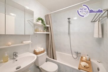 New Keys a le plaisir de vous présenter cet appartement lumineux d’environ 65 m2, idéalement situé au 3ème étage d’une résidence bien entretenue à Roeser.

Description du bien :

L’appartement offre des espaces agréables et parfaitement agencés :

- Cuisine équipée semi-ouverte
- Grand séjour avec espace salle à manger
- Chambre à coucher
- Salle de bains avec baignoire et WC

Espaces annexes

- Cave privative
- Emplacement de parking intérieur
- Buanderie commune

Cet appartement représente une belle opportunité pour toute personne recherchant un cadre de vie calme, fonctionnel et proche des commodités.

Pour toute information supplémentaire ou pour planifier une visite, contactez-nous au +352 661 434 100 ou par e-mail à kdif@newkeys.lu