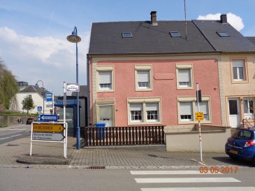 Agréable maison à vendre dans le village de Redange.

Rdch:
- hall d'entrée
- séjour 
- salle à manger
- cuisine séparée
- salle de douche
- buanderie.

1er étage:
- 5 chambres à coucher
- wc séparé avec lavabo.

Grenier.

Cave sur toute la superficie de la maison, accès par l'extérieur.