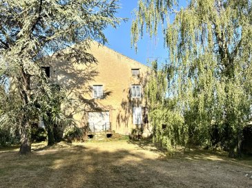 Corps de ferme .  Ensemble immobilier comprenant une maison d'habitation de 300 m2, une écurie avec grange de 300 m2 ainsi qu'un hangar de 1 500 m2, le tout implanté sur une parcelle de 11 100 m2.