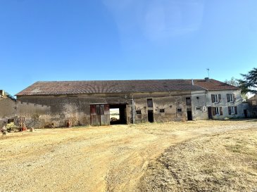 Corps de ferme .  Ensemble immobilier comprenant une maison d'habitation de 300 m2, une écurie avec grange de 300 m2 ainsi qu'un hangar de 1 500 m2, le tout implanté sur une parcelle de 11 100 m2.