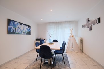 L'agence Chaves vous présente cet bel appartement au premier étage d'une résidence (6 unités) située à Colmar-Berg.

Le bien totalement rénové en 2020, est composé comme suit:
- Hall d'entrée 
- Living + salle à manger 25m2 avec accès au balcon
- 2 chambres à coucher (8,5m2; 13,20m2)
- salle de douche italienne
- WC séparé
- cuisine équipée et séparée

Construit en 1992, le bâtiment a une nouvelle façade dès l'année 2020 et un nouveau toit dès 2025. Un chauffage au gaz a également été installé en 2017.

De plus:
- cave avec buanderie 3,40m2
- 1 garage privatif derrière le bâtiment 14,80m2
- double vitrage
- volets électriques