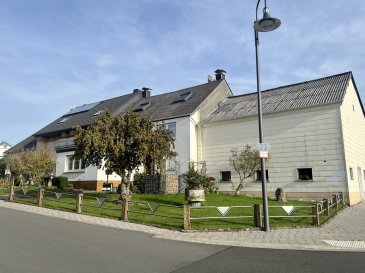 Einseitig angebautes Einfamilienhaus mit schönem Garten, Terrasse und Garage zu verkaufen! 

Das hier angebotene Einfamilienhaus wurde ca. 1758 erbaut und 1990 kernsaniert. Es liegt in einer ruhigen Straße in Arzfeld und hat 670qm Grundstückfläche. Das Haus bietet insgesamt ca. 160 m² Wohnfläche auf drei Etagen und ca.200qm Nutzfläche, viel Platz für Hobbybastler. 
Im EG liegen Wohn- und Esszimmer , eine neuwertige Einbauküche von 2016 und Zugang zu den Garagen und Werkstatträumen.
Im OG liegen 4 Schlafzimmer und ein weiteres neuwertiges Bad. 
Im 2. Obergeschoss liegen zwei weitere Schlafzimmer und eine Dusche mit WC. 

Ausstattungen:
-	Beton Ziegel Dacheindeckung
-	Einbauküche 
-	Terrassen 
-	Fliesen, Parkett
-	Dreifachverglasung Kunststoff
-	TV – SAT, 
-	Öl Zentralheizung von 2008 + Holzofen
