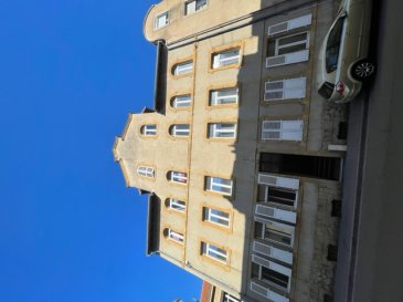 Situé au cœur de Montigny-lès-Metz, vente en bloc de 3 appartements dans un immeuble de 8 logements représentent une excellente opportunité pour les investisseurs à la recherche de biens générant des revenus locatifs immédiats.

Édifié en 1945, l'immeuble développe une surface totale d'environ 190 m² répartie sur quatre niveaux et se compose de trois appartements actuellement loués, assurant une rentabilité dès l'acquisition.

Revenus locatifs actuels :

Appartement 1er étage : 744 € + 50 € de charges, soit 794 € CC
Appartement 2e étage : 637,08 € + 45 € de charges, soit 682,08 € CC
Appartement 3e étage : 445 € + 60 € de charges, soit 505 € CC

Loyers mensuels hors charges : 1 826,08 €
Loyers annuels hors charges : 21 912,96 €

L'immeuble dispose également d'une cave, offrant un espace de stockage complémentaire apprécié des locataires. Le chauffage est assuré par le gaz.

Bien que des travaux de rénovation puissent être envisagés afin de valoriser davantage le patrimoine et optimiser le rendement locatif, le bien bénéficie déjà d'une occupation locative en place et d'un emplacement recherché.

Un emplacement privilégié

Montigny-lès-Metz séduit par sa qualité de vie, sa proximité immédiate avec Metz, ses nombreux commerces, établissements scolaires, transports en commun et espaces verts. Cette localisation attractive contribue à la stabilité locative du secteur et à son fort potentiel patrimonial.

Les atouts :

 Immeuble de rapport composé de 3 logements
 Tous les appartements sont loués
 Revenus locatifs immédiats
 Caves
 Secteur recherché à proximité de Metz
 Potentiel de valorisation après travaux

Pour obtenir davantage d'informations ou organiser une visite, contactez-nous dès maintenant.