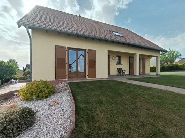 Maison individuelle 6 pièces 180 m². Située dans un quartier calme à Goetzenbruck, Nord Sud Immobilier a le plaisir de vous présenter cette maison individuelle construite en 1988, offrant un cadre de vie spacieux et fonctionnel, idéal pour une vie de famille.

Le rez-de-chaussée se compose d'une entrée spacieuse dotée d'un poêle à pellets, d'un dégagement, ainsi que d'une cuisine séparée et entièrement équipée, offrant un accès direct à la terrasse. Le salon et la salle à manger, pièce traversante de 45 m², bénéficient de portes-fenêtres donnant sur l'extérieur (avant et arrière). Ce niveau comprend également un WC individuel et une salle de bain avec baignoire d'angle et douche ainsi qu'une première chambre à coucher, offrant ainsi la possibilité de vivre sur un seul niveau.

À l'étage, une mezzanine polyvalente vous offre un espace à aménager selon vos envies : bureau, salle de jeux ou coin détente. Vous y trouverez également une salle d'eau avec WC, une chambre parentale avec balcon et deux chambres supplémentaires.

Cette propriété parfaitement entretenue dispose également d'un sous-sol complet semi-enterré, comprenant un garage pour deux véhicules, une chaufferie, une buanderie, une cave, ainsi qu'un petit garage supplémentaire, idéal pour une moto ou pour du stockage.

Le tout est implanté sur un terrain de 8,57 ares, entièrement aménagé, offrant un bel espace extérieur pour profiter des beaux jours.

Les informations sur les risques auxquels ce bien est exposé sont disponibles sur le site Géorisques : www.georisques.gouv.fr

Agences Nord Sud Immobilier à Sarreguemines, Diemeringen, Rohrbach les Bitche et Bitche.