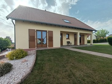 Maison individuelle 6 pièces 180 m². Située dans un quartier calme à Goetzenbruck, Nord Sud Immobilier a le plaisir de vous présenter cette maison individuelle construite en 1988, offrant un cadre de vie spacieux et fonctionnel, idéal pour une vie de famille.

Le rez-de-chaussée se compose d'une entrée spacieuse dotée d'un poêle à pellets, d'un dégagement, ainsi que d'une cuisine séparée et entièrement équipée, offrant un accès direct à la terrasse. Le salon et la salle à manger, pièce traversante de 45 m², bénéficient de portes-fenêtres donnant sur l'extérieur (avant et arrière). Ce niveau comprend également un WC individuel et une salle de bain avec baignoire d'angle et douche ainsi qu'une première chambre à coucher, offrant ainsi la possibilité de vivre sur un seul niveau.

À l'étage, une mezzanine polyvalente vous offre un espace à aménager selon vos envies : bureau, salle de jeux ou coin détente. Vous y trouverez également une salle d'eau avec WC, une chambre parentale avec balcon et deux chambres supplémentaires.

Cette propriété parfaitement entretenue dispose également d'un sous-sol complet semi-enterré, comprenant un garage pour deux véhicules, une chaufferie, une buanderie, une cave, ainsi qu'un petit garage supplémentaire, idéal pour une moto ou pour du stockage.

Le tout est implanté sur un terrain de 8,57 ares, entièrement aménagé, offrant un bel espace extérieur pour profiter des beaux jours.

Les informations sur les risques auxquels ce bien est exposé sont disponibles sur le site Géorisques : www.georisques.gouv.fr

Agences Nord Sud Immobilier à Sarreguemines, Diemeringen, Rohrbach les Bitche et Bitche.
