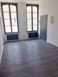 Proche Cathédrale - rue des Jardins

F2 de 60m² au 1er étage sur 3

Il se compose: séjour, cuisine, 1 chambre, SDB avec baignoire, WC séparé.

Chauffage individuel au Gaz.



Libre le 08 /11/2025