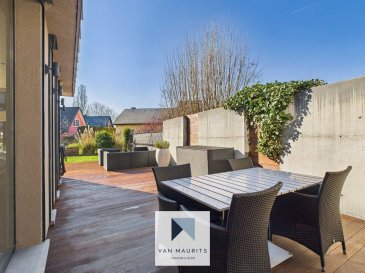 Nichée au calme dans une zone résidentielle, cette maison baignée de lumière et aux prestations haut de gamme est un secret bien caché. D'une superficie de ± 310m² dont ± 230m² habitables, elle est bâtie sur un terrain de 4,38 ares et offre une exposition sud-ouest. Elle est en parfait état avec ses rénovations effectuées en 2019 et 2020 et équipée d'une domotique intégrale KNX (volets, chauffage, éclairages, alarme) Elle est située à proximité de l'autoroute (Mamer-Capellen) et de toutes commodités (écoles, commerces etc..)

Elle se compose comme suit:

Au rez-de-chaussée:
- L'entrée avec vestiaire sur mesure,
- La cuisine équipée de ± 17m² ouverte sur la salle à manger (îlot central et électroménagers AEG dont une plaque à induction, un teppanyaki et un four à vapeur)
- La salle à manger de ± 28m² avec ses baies vitrées sur la terrasse / jardin 
- Le lumineux salon de ± 38m² avec sa cheminée à double face et ses baies vitrées donnant accès à la terrasse et le jardin
- Le bureau / bibliothèque de ± 10m² avec cheminée (meubles sur mesure) 

Au 1er étage :
- La suite parentale de ± 20m² avec son dressing de ± 7m² et sa salle de bain de 7m² (double vasques, douche à l'italienne, baignoire balnéo et WC)
- 2 autres chambres respectivement de ± 11 et 12 m² dont une avec une salle de douche privative.

Au 2ème étage :
- Une grande chambre de ±16m² avec sa salle de douche de ± 7m² (lavabo, douche et wc)
- Un espace de rangements dans la sous-pente.

Au sous-sol, semi-enterré :
- Une entrée indépendante donnant accès à une grande pièce de ± 32m² avec fenêtres et parquet bateau pouvant être un studio (actuellement salle de fitness) avec salle de douche et WC séparé. Cet espace peut se prêter aussi à l'exercice d'une profession libérale ou une chambre d'amis ou un home cinéma. 
- 3 caves de ± 16, 10 et 6m²
- une buanderie de ± 8m²
- une cave à vin
- une chaufferie avec adoucisseur d'eau 
- un garage de ± 35m² avec point d'eau et prise triphasée.

Les extérieurs:
La terrasse de ± 60m² et le jardin clôturé de ± 250m² sont orientés vers le sud-ouest et offrent un bel espace de détente.

Généralités:

En excellent état avec matériaux et équipements haute gamme.
Armoires, placards, dressings et bibliothèques intégrés sur mesure
Parquet massif, marbre
Enceintes incrustées dans le plafond du rez-de-chaussée
Portes coulissantes permettant un gain de place
Pelouse équipée d'un robot tondeuse
Le terrain est piscinable

Contact : Jimmy de Brabant  tél : 661 167 494  - email : jimmy@vanmaurits.lu