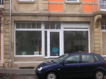 Avis aux investisseurs !!!    Joli local avec belle grande vitrine non loin du centre avec une grande cave de 11 m2. Possibilité d'acheter un emplacement extérieur pour 15.000.-€
Le tout est actuellement loué pour 1.100.-€ / mois, charges comprises.