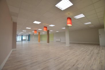 Isma BAUER, RE/MAX Partners, spécialiste de l'immobilier au Luxembourg vous propose la location d'un commerce au plein centre de Dudelange. 

Un grand local  commercial multifonctionnel (show room, salle de sport, vente de meuble de vêtements...) d'une surface de +/- 680 m2 sur deux niveaux. 
Un parking public de 69 emplacements en face du local commercial. 

N'hésitez pas a nous contacter pour plus d'informations.
Venez découvrir ce bien pour lancer votre activité commerciale à Dudelange.

Disponible de suite.

Contact: Isma BAUER 00352 621 813 784
isma.bauer@remax.lu
Ref agence :5095707