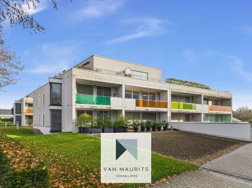 Situé au 1er étage d'une résidence construite en 2012 à Senningerberg, dans la commune de Niederanven, cet appartement climatisé, lumineux de ± 70 m² en très bon état offre un cadre de vie agréable et fonctionnel au cœur d'une zone résidentielle calme et bien desservie.

Le bien se présente comme suit :

Au premier étage, le hall d'entrée de ± 5 m² avec vestiaire intégré, dessert un espace de vie ouvert de ± 35 m² comprenant un séjour lumineux de ± 22 m² avec une cuisine ouverte (aménagée et équipée) de ± 13 m². Le séjour donne accès à une terrasse de ± 14 m².  
L'espace nuit se compose d'une chambre de ± 18 m² et d'une salle de douche de ± 8 m² (avec double lavabo, douche à l'italienne, un WC et un espace buanderie intégré).

En sous-sol, l'appartement dispose d'une cave privative de ± 8 m² amémagés et de deux emplacements de parking intérieurs de ± 13 m² chacun, équipés d'un système d'ascenseur.

Détails complémentaires :

Les finitions et équipements sont de qualité. Le sol est en carrelage, les murs sont peints avec un carrelage mural dans la salle d'eau. Les châssis PVC sont équipés de triple vitrage assurant une excellente isolation phonique et thermique. Le chauffage au sol, alimenté par une chaudière au gaz, garantit un confort optimal.

Le logement bénéficie également d'une ventilation VMC, d'un système d'air conditionné, d'un ascenseur au sein de l'immeuble, ainsi que d'une porte d'entrée sécurisée à trois points et de portes intérieures automatiques. Enfin, la porte de garage est électrique pour un maximum de praticité.

L'appartement affiche un passeport énergétique de classe B?B, gage d'une excellente performance thermique.

La résidence est idéalement située, à proximité immédiate de toutes les commodités : bus, tram, hôpital (±3 km), aéroport (±1 km), axes autoroutiers A1 et A7, ainsi que commerces, restaurants, club sportif, golf du Grand-Ducal, forêts, pistes cyclables et chemins de randonnée.

Pour plus de renseignements, veuillez contacter s.v.p. Maurits van Rijckevorsel au +352 621 198 891 ou maurits@vanmaurits.lu