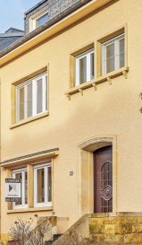 ***SOUS COMPROMIS*** ***SOUS COMPROMIS*** ***SOUS COMPROMIS***

Située à Luxembourg proche du Kirchberg et de l'aéroport, ainsi que des commerces et de leurs commodités, cette maison, construite en 1950, dispose d’une surface habitable de ± 159 m² pour une surface totale de ± 222 m².
 
Elle se compose comme suit :
 
Au rez-de-chaussée, Le hall d’entrée ± 7 m² incluant un espace de rangement, un séjour ± 38 m² donnant sur une cuisine séparée et équipée ± 20 m² qui dessert sur une terrasse ± 14 m² avec un beau jardin et un w.c séparé.

Au première étage, un couloir ± 5 m² s’ouvre sur les deux chambres de ± 15 et 17 m², un bureau ± 5 m², une salle de bain ± 8 m² avec un dressing ± 2 m² ainsi qu'un w.c séparé ± 2 m².

Au deuxième étage, Un couloir ± 6 m² donnant sur deux chambres bien agencés ± 14 m² et 16 m² .
 
Au sous-sol, une entrée de ± 6 m² qui dessert un garage ± 24 m², une buanderie ± 19 m² ainsi qu’une chaufferie ± 15 m² complètent l’offre.
 
Généralités :
 
Maison située dans un secteur recherché ;
Double vitrage datant de 2014 ;
Chaudière Buderus datant de 2015 ;
Beau jardin bien agencé ;
A proximité des transports ( Ligne 7-9-25 et 29) ;
Proche de toutes commodités et de l'aéroport ;
 
Agent responsable: Geoffrey DEPRE
Email : geoffrey@vanmaurits.lu
Mobile: +352 661.127.777
