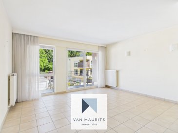 Cet appartement lumineux est situé dans une rue très calme, au 6, Val Fleuri à proximité du centre de la ville et de CHL. La résidence est parfaitement entretenue et elle date de 2007. Le bien dispose d'une surface habitable d'environ 57 m² et se compose comme suit :

Au 1er étage un hall d'entrée avec un placard intégré de +/- 5 m², un salon avec une cuisine ouverte de +/- 30 m² et avec un accès au 1er balcon de +/- 7 m². Ensuite, se trouve une chambre de +/- 14 m² avec des armoires encastrées, l'accès au 2ème balcon de +/- 4 m² et une salle de douche de +/- 6 m²(douche, lavabo, toilette, fenêtre).

L'offre comprend également une cave de +/- 9 m² et un emplacement dans le sous-sol de la résidence de +/- 15 m².

Caractéristiques générales :

· Emplacement privilégié, en ville, mais au calme ;
· Quartier très central ;
· Vue dégagée ;
· Exposition sud-est ;
· Résidence de 2007, très bien entretenue ;
· Passeport énergétique E-E ; 
· Charges 250 euros/mois ;
· Bus, commerces et services à proximité ;
· Double vitrage, châssis en PVC, volets électriques et manuels ;
· Parquet (chambre) et carrelage ;
· Cave, garage.

Visite virtuelle sur demande.

Agent responsable : Katia Gravière au 661 33 29 82 ou katia@vanmaurits.lu