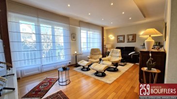 NANCY/BUTHEGNEMONT - MAISON INDEPENDANTE AVEC JARDIN ET 3 GA.  En exclusivité. NANCY/BUTHEGNEMONT, jolie maison indépendante en parfait état, construite sur une parcelle de 415m2, dans une rue calme. Offrant 160m2 habitables répartis de la façon suivante : au rez-de-chaussée : une entrée, un bureau, une buanderie, un dégagement, 3 garages (un double de 52m2 et un de 25m2) et accès sur jardin. Au premier étage : un salon de 25.70m2, une salle à manger de 24.25m2 avec accès sur un balcon, une cuisine séparée et équipée avec accès sur une véranda donnant accès sur jardin, un bureau avec placard, deux chambres dont une avec placard et climatisée, un WC séparé et une salle d'eau. L'ensemble des matériaux et des finitions sont de très bonne qualité. Jardin arboré et clôturé. Situation géographique idéale, proche de toutes commodités (transports dont bus ligne T4, axes autoroutiers, commerces, écoles...). www.agencedeboufflers.fr
Les informations sur les risques auxquels ce bien est exposé sont disponibles sur le site Géorisques : www.georisques.gouv.fr