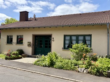 In erhöhter Lage mit einem beeindruckenden Panoramablick über Hillesheim präsentiert sich dieses Einfamilienhaus aus dem Jahr 1968 auf einem großzügigen Grundstück von 879 m². Die Immobilie vereint Wohnen mit vielseitigen Nutzungsmöglichkeiten und eignet sich ideal für Familien, Mehrgenerationenhaushalte oder Eigentümer, die durch eine Vermietung zusätzliche Einnahmen erzielen möchten.

Bereits beim Betreten des Hauses empfängt Sie eine einladende Diele. Rechts befindet sich das Esszimmer, während sich links die Küche im charmanten Landhausstil anschließt. Geradeaus öffnet sich das großzügige Wohnzimmer, das durch den angrenzenden Wintergarten besonders hell und freundlich wirkt. Ein weiteres Zimmer auf dieser Ebene eignet sich hervorragend als Büro, Fernsehzimmer oder zusätzliches Wohnzimmer.

Die Hauptwohnung im Obergeschoss verfügt über ca. 90 m² Wohnfläche. Der großzügige Balkon sowie der rund 25 m² große Wintergarten bieten zu jeder Jahreszeit einen herrlichen Platz, um die außergewöhnliche Aussicht zu genießen.

Im Untergeschoss befindet sich eine separate Einliegerwohnung mit ca. 70 m² Wohnfläche und eigener kleiner Terrasse. Dank des separaten Wohnbereichs bietet sich hier die Möglichkeit zur Vermietung, zur Nutzung als Gäste- oder Mehrgenerationenwohnung oder für ein Homeoffice mit eigenem Zugang.

Die vorhandene Möblierung kann nach Absprache übernommen werden.

Das Haus befindet sich in einem guten und gepflegten Zustand. Das Dach ist mit langlebigen Frankfurter Pfannen aus Ton eingedeckt. Kunststofffenster mit Isolierverglasung und manuell bedienbaren Rollläden sorgen für Wohnkomfort. Die Beheizung erfolgt über eine Öl-Zentralheizung aus dem Jahr 1982. Der Speicher ist derzeit nicht ausgebaut und bietet zusätzliche Nutzfläche.

Abgerundet wird dieses attraktive Angebot durch eine Garage sowie zwei weitere Stellplätze direkt am Haus.

Highlights auf einen Blick
Einfamilienhaus mit Einliegerwohnung
Baujahr 1968
Grundstücksgröße: 879 m²
Fantastischer Weitblick über Gesamtheim
Hauptwohnung ca. 90 m² Wohnfläche
Einliegerwohnung ca. 70 m² Wohnfläche
Wintergarten mit ca. 25 m²
Balkon und Terrasse
Zwei Küchen im Landhausstil
Zwei Badezimmer
Garage und zwei Stellplätze
Kunststofffenster mit Doppelverglasung
Manuelle Rollläden
Dach mit Frankfurter Pfannen
Öl-Zentralheizung (Baujahr 1982)
Möbelübernahme möglich

Eine Immobilie mit Charme, viel Platz und hervorragendem Ausblick ? ideal für alle, die großzügiges Wohnen in ruhiger Lage mit flexiblen Nutzungsmöglichkeiten verbinden möchten.