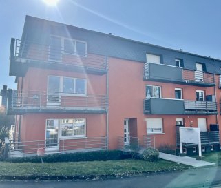 KAYL, 435,000 Euros

Appartement au 1er étage (environ 59,65m2) surplombant des terrasses (environ 7m2 / exposition Nord-Est) dans une résidence de 10 unités. Construit en 1997

Proche de toutes commodités et accessibilité.

Sous-sol :
cave (environ 1,87m2), buanderie partagée.

1er étage :
Hall d'entrée (environ 4m2), séjour très lumineux (21,73m2) ouvrant sur la terrasse (environ 7m2 / exposition Nord-Est), cuisine indépendante équipée (environ 6m2 / Valeur 15 000 Euros) avec accès aux terrasses, WC séparé (environ 2m2), salle de bain (environ 5m2)

Équipements :
dalles de béton, double vitrage en bois avec volets manuels (1997), gaz pour radiateurs (2019), toit (ardoise/isolé/revu en 2022), électricité (1997), façade (isolée par l'extérieur/2017), sanitaires (1997), détecteur de fumée, interphone, fibre optique.

Un bien à ne pas manquer...

***HERBY IMMO = MEILLEUR PRIX DU MARCHÉ***

(Herby Immo vous garantit le prix d'achat le plus bas sur le marché)

(Communiquez un bien à Herby Immo à vendre ou à louer et gagnez de l'argent facilement)