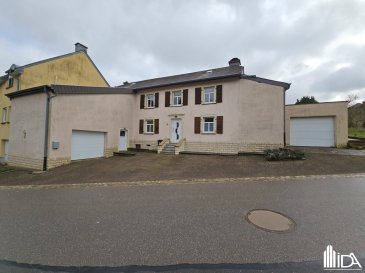L'Immobilière de l'Attert vous propose cette belle maison jumelée à louer dans le village d'Everlange.

La maison d'une surface habitable de +/- 100 m² se compose de:

Rdch:
- hall d'entrée
- cuisine équipée séparée semi-ouverte
- débarras
- séjour
- salle à manger
- chaufferie avec buanderie et wc séparé
- salle de douche.

1er étage:
- 3 belles chambres à coucher
- débarras avec accès au grenier.

La maison dispose d'une cave voutée, d'un garage et d'un grand jardin.

Loyer : 1 480€
Frais d'exploitation à charge du locataire
Caution : 2 mois de loyer
Frais d'agence : 1 mois de loyer + TVA (partagé 50/50 entre locataire et bailleur)

Ce bien vous intéresse ! Merci de remplir le 