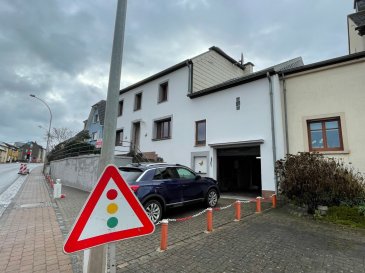 Spacieuse maison jumelée à vendre dans le village de Niederfeulen, située à 5 minutes d'Ettelbruck avec toutes les commodités (commerces, lycée, ...)

La maison de 160m² située sur un terrain de 9,13m² se compose de:
Rdch:
- hall d'entrée
- séjour / salle à manger 
- belle cuisine équipée séparée
- wc séparé
- 1 chambre à coucher
- buanderie avec accès vers jardin / terrasse.

1er étage:
- salle de douche, wc, lavabo
- 3 belles chambres à coucher.

Grenier de +/- 70m² aménageable.

Sous-sol:
- garage pour 1 voiture
- cave à vin 
- cave.

Possibilité de faire 2 appartements en plus de la maison.



