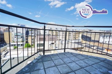 New Keys vous présente ce superbe appartement lumineux, situé au 5ème étage d’une résidence bien entretenue avec ascenseur.

D’une surface utile de 79 m²+/−, il se compose comme suit :

* Une entrée avec dressing intégré,
* Une cuisine entièrement équipée, ouverte sur un séjour baigné de lumière,
* Deux chambres à coucher, dont une avec accès à un balcon,
* Un WC séparé,
* Une salle de bain moderne avec douche à l’italienne.

Équipements :
* VMC
* Double vitrage
* Chauffage au gaz
* Volets roulants

Ce bien est complété par une cave ainsi qu’une place de parking intérieure au sein de la résidence.

Pour plus de renseignements ou pour organiser une visite, contactez-nous au +352 661 434 100 ou par e-mail à l'adresse kdif@newkeys.lu.