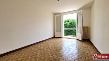 NANCY BOUFFLERS / APPARTEMENT 3 PIECES AVEC BALCON.  En Exclusivité. NANCY/BOUFFLERS. Appartement de 3 pièces principales, d'une surface de 51m2, à rénover partiellement (cuisine + salle de bains). Situé au troisième étage avec ascenseur d'une copropriété dénommée 'BEAUREGARD PLAISANCE', offrant : une entrée, une pièce de vie avec accès sur un balcon donnant sur un parc privé et au calme, une cuisine séparée aménagée, deux chambres, rangement, une salle de bains et un WC. Cave privative au sous-sol. Chauffage individuel gaz. Idéalement situé, proche de toutes commodités (transports, axes autoroutiers, commerces, écoles, pharmacie...). Idéal premier achat et/ou investissement locatif. www.agencedeboufflers.fr
Les informations sur les risques auxquels ce bien est exposé sont disponibles sur le site Géorisques : www.georisques.gouv.fr