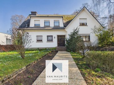 Situated in the center of Bridel, this individual four-facade house built in 1983 offers very beautiful volumes and great potential after refreshing. Set on a generous plot of 1,200 m², it develops a living area of approximately 221 m², complemented by vast annex spaces, including a garage for three vehicles. An ideal property for a family or a personalized redevelopment project.

Description of the property

Ground floor
The entrance hall of ± 11 m² welcomes and distributes the different living spaces.
The spacious and bright living room of ± 60 m² provides direct access to the ± 25 m² terrace, ideal for enjoying the garden.
The kitchen of ± 12 m² is adjacent to the living room (non-load-bearing wall).
This level also includes a bedroom of ± 19 m², a bathroom of ± 8 m², a separate WC of ± 2 m², and a cloakroom.

Upstairs
The landing of ± 14 m² serves four bedrooms with comfortable areas of ± 17 m², 18 m², 23 m², and 24 m².
A spacious shower room of ± 15 m² completes this level.

Basement
The basement features a ± 21 m² wine cellar, a ± 13 m² boiler room, as well as a ± 76 m² garage, able to accommodate three cars or more, with significant storage space.

Attic
An unrenovated attic, accessible by hatch, offers additional storage space.

General features:

Gas heating with De Dietrich boiler (2006)
Heating by radiators
Tile, marble, and parquet floors
Aluminum double-glazed frames
Shutters, electric and manual
Three garages + one outdoor parking space
Spacious garden around the house

Environment and services:

Shops, restaurants
Crèche and schools
Pharmacy
Forest nearby
Bicycle paths

---

Située au centre de Bridel, cette maison individuelle quatre façades construite en 1983 offre de très beaux volumes et un fort potentiel après rafraîchissement. Implantée sur un terrain généreux de 1.200 m², elle développe une surface habitable d'environ 221 m², complétée par de vastes espaces annexes, dont un garage pour trois véhicules. Un bien idéal pour une famille ou un projet de réaménagement personnalisé.

Description du bien

Rez-de-chaussée
Le hall d'entrée de ± 11 m² accueille et distribue les différents espaces de vie.
Le séjour spacieux et lumineux de ± 60 m² donne accès direct à la terrasse de ± 25 m², idéale pour profiter du jardin.
La cuisine de ± 12 m² est attenante aux séjour (mur non porteur).
Ce niveau comprend également une chambre de ± 19 m², une salle de bain de ± 8 m², un WC séparé de ± 2 m², un vestiaire.

A l'Étage
Le palier de ± 14 m² dessert quatre chambres aux superficies confortables de ± 17 m², 18 m², 23 m² et 24 m².
Une salle de douche spacieuse de ± 15 m² complète ce niveau.

Sous-sol
Le sous-sol propose une cave à vin de ± 21 m², une chaufferie de ± 13 m², ainsi qu'un garage de ± 76 m², pouvant accueillir trois voitures ou plus, avec un espace de stockage important.

Grenier
Un grenier non aménagé, accessible par trappe, offre un espace de rangement supplémentaire.

Caractéristiques générales :

Chauffage au gaz avec chaudière De Dietrich (2006)
Chauffage par radiateurs
Sols en carrelage, marbre et parquet
Châssis aluminium double vitrage
Stores, volets électriques et manuels
Trois garages + un emplacement de parking extérieur
Jardin spacieux autour de la maison

Environnement et services :

Commerces, restaurants
Crèche et écoles
Pharmacie
Forêt à proximité
Pistes cyclables