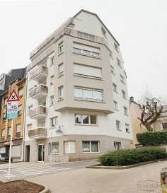 Appartement Spacieux et Lumineux.

Découvrez cet appartement familial de 101,72 m², immédiatement disponible, idéalement situé à proximité de toutes les commodités : écoles, lycées, commerces, transports et Belval Plaza, dans un quartier calme et agréable. Ce bien, simple mais vraiment agréable, vous offre un cadre de vie confortable grâce à ses nombreux atouts.

Avec ses 101,72 m², l'appartement propose un spacieux living, parfait pour accueillir une famille ou pour profiter de moments de détente. Les grandes fenêtres laissent entrer la lumière naturelle, créant une ambiance chaleureuse et accueillante dans toutes les pièces. La cuisine équipée, dotée d'un nouveau four et d'une plaque de cuisson, est conçue pour répondre à tous vos besoins culinaires et donne directement accès à un balcon.

L'espace comprend également une salle de douche avec WC, ainsi qu'un deuxième WC séparé pour plus de confort.

Vous y trouverez deux chambres confortables, idéales pour le repos et la tranquillité. Un hall d'entrée accueillant et une cave offrent des solutions de rangement pratiques. De plus, une buanderie est à votre disposition, facilitant ainsi les tâches ménagères quotidiennes.

En plus de l'appartement, vous avez la possibilité d'acheter un garage au prix de 45.000 €, offrant ainsi une solution de stationnement pratique et sécurisée.

Ce bien allie confort, fonctionnalité et luminosité, tout en étant immédiatement disponible. Ne manquez pas cette occasion unique de vivre dans un espace agréable, bien agencé et d'une simplicité qui saura vous séduire !

Pour toutes questions ou demandes d'informations, n'hésitez pas à nous contacter, nous serons toujours à votre service.

Agence ELSA'HOME à votre écoute pour la concrétisation de vos projets en toute confiance.

----------------------------------------------------------------------------

Spacious, bright flat with garage!

Discover this 101.72 m² family flat, available immediately, ideally located close to all amenities: schools, secondary schools, shops, transport and Belval Plaza, in a quiet, pleasant neighbourhood. This simple but really pleasant property offers a comfortable living environment thanks to its many assets.

At 101.72 m², the flat has a spacious living room, perfect for welcoming a family or enjoying moments of relaxation. The large windows let in plenty of natural light, creating a warm and welcoming atmosphere in every room. The fully-equipped kitchen, with a new oven and hob, is designed to cater for all your culinary needs and gives direct access to a balcony.

The space also includes a shower room with WC, as well as a second separate WC for added convenience.
There are two comfortable bedrooms, ideal for rest and tranquillity. A welcoming entrance hall and cellar provide practical storage solutions. What's more, a laundry room is at your disposal, making everyday household chores a breeze.

In addition to the flat, you'll also benefit from a garage, providing a practical and secure parking solution.

This property combines comfort, functionality and brightness, and is available immediately. Don't miss this unique opportunity to live in a pleasant, well-appointed space with a simplicity that's sure to win you over!

If you have any questions or requests for information, please do not hesitate to contact us. We will always be at your service.

Agence ELSA'HOME is here to help you realise your projects with complete confidence.