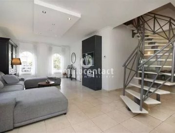 Charmante maison familiale, avec beaucoup de luminosité de +/− 150m² avec 3 chambres, dressing, terrasse et garages.

Idéalement située en plein centre de Rumelange, la maison est à 2 minutes des écoles primaire, de la maison relais et d'une crèche.
Arrêt de bus en face de la maison.

Ce bien vous offrira :

Rez-de-chaussé :

- Hall d'entrée
- Salon
- Cuisine équipée ouverte avec espace pour manger
- Accès à la terrasse et au jardin orientés Sud
- Débarras

Au 1er étage:

- 3 Chambres à coucher dont une avec dressing
- Salle de bain avec baignoire, toilette et fenêtre

La maison dispose également:

- Terrasse orienté Sud
- Cave
- Buanderie

Pour toutes informations contactez-nous au 621 391 355 ou au 26.311.992

Estimation de votre bien (sous 48h), contactez-nous au 26 311 992 ou sur info@immocontact.lu.

 ---------- 
Charming family home, with lots of natural light, approx. 150m² with 3 bedrooms, dressing room, terrace and garages.

Ideally located in the centre of Rumelange, the house is 2 minutes from primary schools, the after-school care centre and a nursery.
Bus stop opposite the house.

This property offers:

Ground floor:

- Entrance hall
- Living room
- Open-plan fitted kitchen with dining area
- Access to the south-facing terrace and garden
- Storage room

First floor:

- 3 bedrooms, one with a dressing room
- Bathroom with bath, toilet and window

The house also has:

- South-facing terrace
- Cellar
- Laundry room

For further information, please contact us on 621 391 355 or 26.311.992.

For a valuation of your property (within 48 hours), please contact us on 26 311 992 or at info@immocontact.lu*