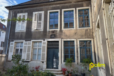 Immeuble de prestige, centre ville, bel appartement  .  Venez découvrir ce bel appartement en parfait état, situé au 1er étage d'un immeuble de caractère, deux pas de la place Duroc. Comprenant : hall, une chambre/ bureau, une grande chambre, salle de bains / dressing, WC, cuisine équipée ouverte sur salon/séjour, cave, actuellement loué 8.319 EUR/an, possibilité de libération pour avril 2026.
 Les informations sur les risques auxquels ce bien est exposé sont disponibles sur le site Géorisques : www.georisques.gouv.fr