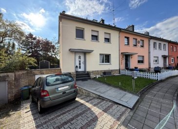 À Lallange, située dans un quartier exclusivement résidentiel très tranquille, belle maison, présentant « 3 côtés libres » entièrement rénovée, disposant de +/- 150 m² habitables sur 2,77 ares de terrain privatif, comprenant :

- Hall d'accueil.
- Grand Salon et Salle à manger.
- Cuisine équipée ouverte avec accès terrasse et jardin exposés Sud-Ouest.
- 4 chambres à coucher.
- Salle de bains
- Cave, atelier, chaufferie et buanderie avec accès terrasse et jardin
- Garage pour une voiture + rangements et emplacements de parkings extérieur.
- Terrasse et jardin clos, exposés Sud-Ouest.

En parfait état d'entretien, la maison ne nécessite aucun travail de rénovation.

Situé à Lallange, dans un des plus beaux quartiers de la commune.
Disponible courant printemps 2026.

La classe énergétique est F / F.