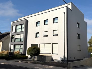 Appartement moderne au centre de Mondorf-les-Bains

L'appartement se situe au 2ème étage d'une résidence moderne de 2017. On y trouve un grand salon/salle à manger avec cuisine semi-ouverte, 2 chambres, une salle de bains et des toilettes pour invités. L'appartement se présente dans un état neuf. Les fenêtres sont à triple vitrage et il y a un système de ventilation (VMC). Au sous-sol, il y a une buanderie commune et un local à vélo privé. À l'arrière de la maison, se trouve une pelouse commune et 2 places de parking extérieures privées.

La résidence est à seulement quelques minutes à pied du centre de Mondorf-les-Bains. On peut tout faire à pied. L'arrêt de bus est juste devant la porte, le parc de Mondorf avec aire de jeux pour enfants est directement en face du bâtiment. Tous les commerces, restaurants, banques et pharmacies sont à proximité immédiate, ainsi que l'école primaire et le lycée international.