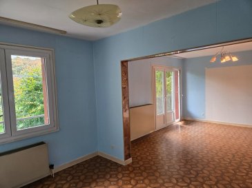 Découvrez cet appartement mis en vente par Nemeth Immo situé à Audun-le-Tiche, en France. Ce bien est une belle opportunité pour ceux qui souhaitent investir dans cette charmante ville frontalière, proche du Luxembourg.

Détails de la propriété: Cet appartement spacieux de 70 m², construit en 1971, est réparti sur un immeuble de 3 étages. Il comprend 4 pièces, dont 2 chambres confortables. La particularité de ce bien est sa cuisine séparée, idéale pour ceux qui apprécient préparer des repas dans un espace dédié. Bien que le bien ne soit pas rénové, il dispose de plusieurs atouts pour séduire ses futurs propriétaires. Il est pourvu d'un balcon de 10 m², parfait pour profiter des beaux jours, ainsi qu'une cheminée ajoutant du cachet et de la chaleur lors des mois d'hiver. Avec son garage, finit le souci de stationnement. De plus, les honoraires de co-propriété sont gérés par la société FONCIA, réputée pour son professionnalisme. L'appartement fait partie d'un logement social, garantissant une offre accessible. 
Installations à proximité : Le quartier offre une ambiance conviviale, idéale pour les familles. Il y a plusieurs écoles de qualité et des centres éducatifs pour l'épanouissement des enfants. Pour les emplettes quotidiennes et les sorties informelles, des centres commerciaux, boutiques locales et divers restaurants sont à quelques pas. Les amoureux de la nature apprécieront les parcs et espaces de loisirs disponibles. Les services de santé sont bien implantés, assurant un accès facile aux soins médicaux. En termes de transport, la ville est bien desservie et facilite les déplacements vers les autres grandes villes voisines.

Ne manquez pas cette opportunité ! Planifiez une visite en nous contactant via le formulaire de contact ou par téléphone dès aujourd'hui.